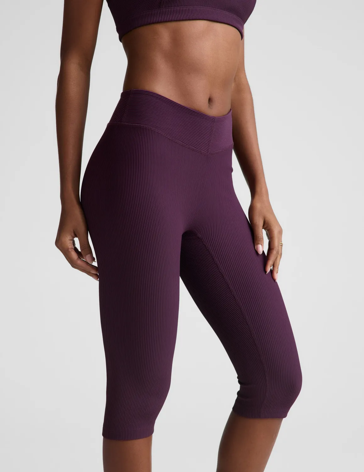 Beyond Yoga Impulse Ribbed V-Waist leggings Brilliant Blackberry capri