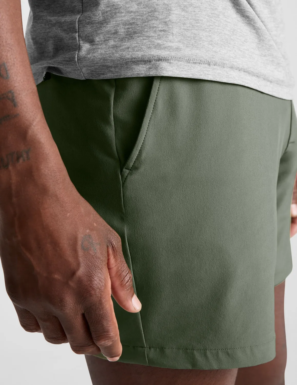 Beyond Yoga Pivotal 2.0 Men's Short 7" träningsshorts Olive Tint ofodrad