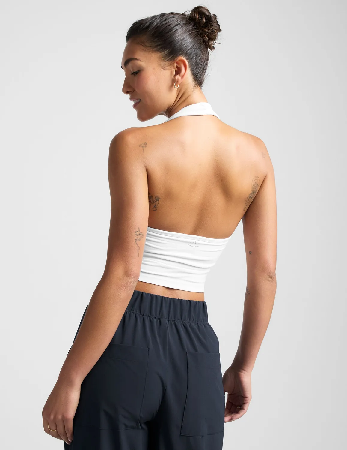 Beyond Yoga Spacedye Well Rounded Cropped Halter Tank linne Cloud White med bh