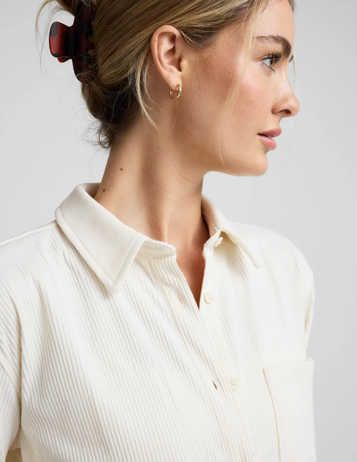 Beyond Yoga Breathe Easy Comfort Cord Button Up skjorta Dove ljus