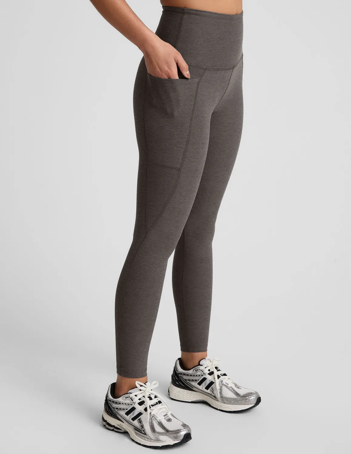 Beyond Yoga Spacedye Out Of Pocket High Waisted Midi leggings ljusgrå med fickor