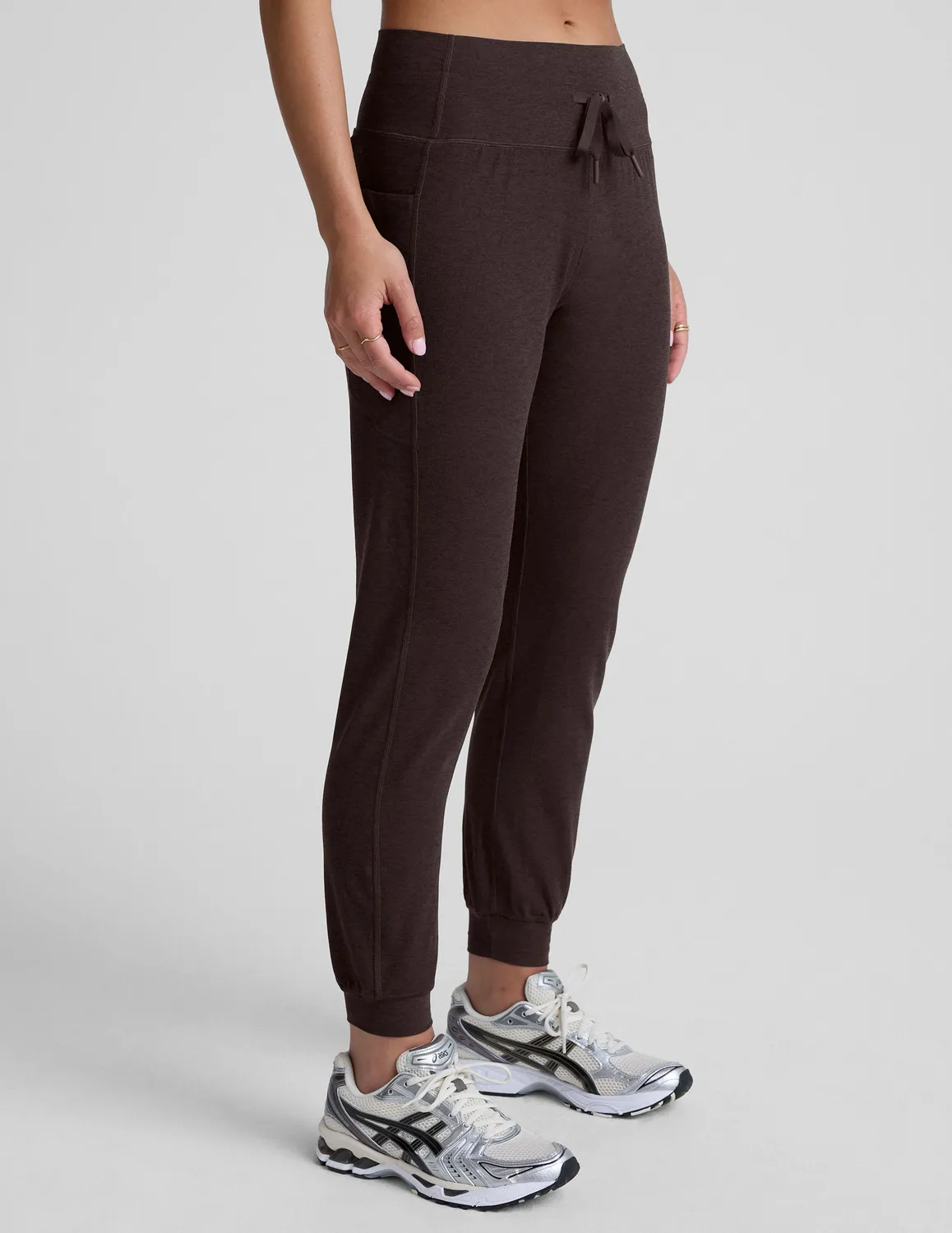 Beyond Yoga Spacedye Go Pocket Jogger mjukisbyxor mörkbrun med fickor