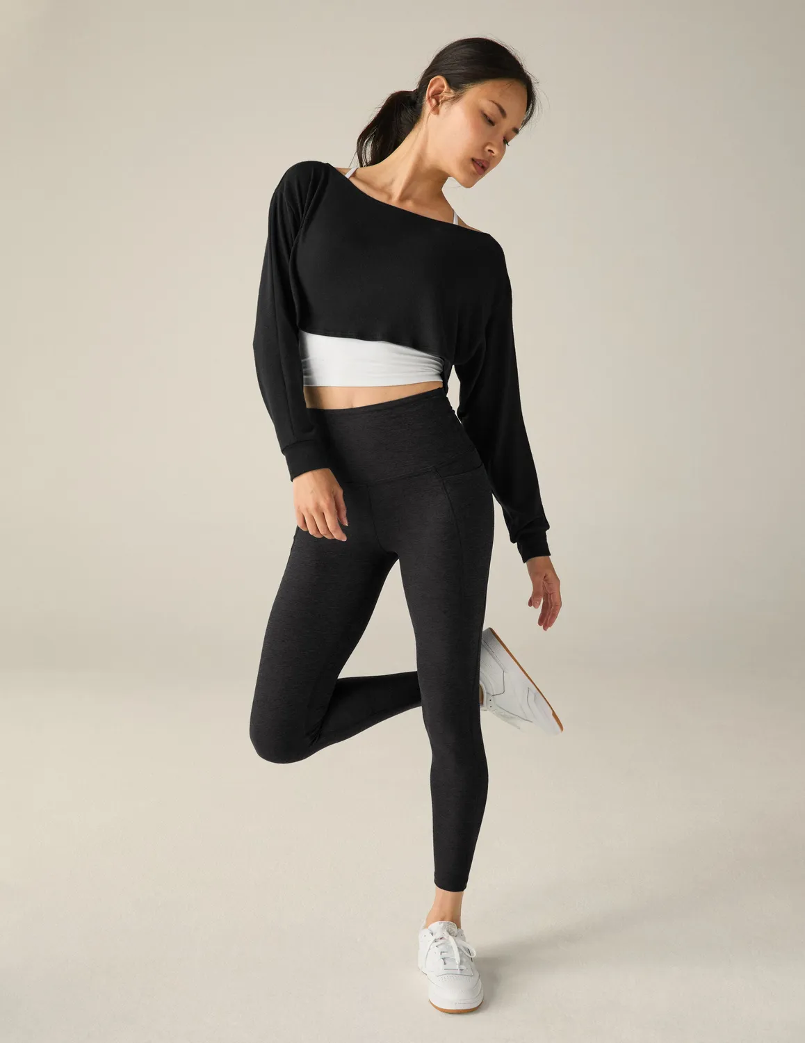 Beyond Yoga Duet 2-Way Shrug Svart i Luxe Lounger