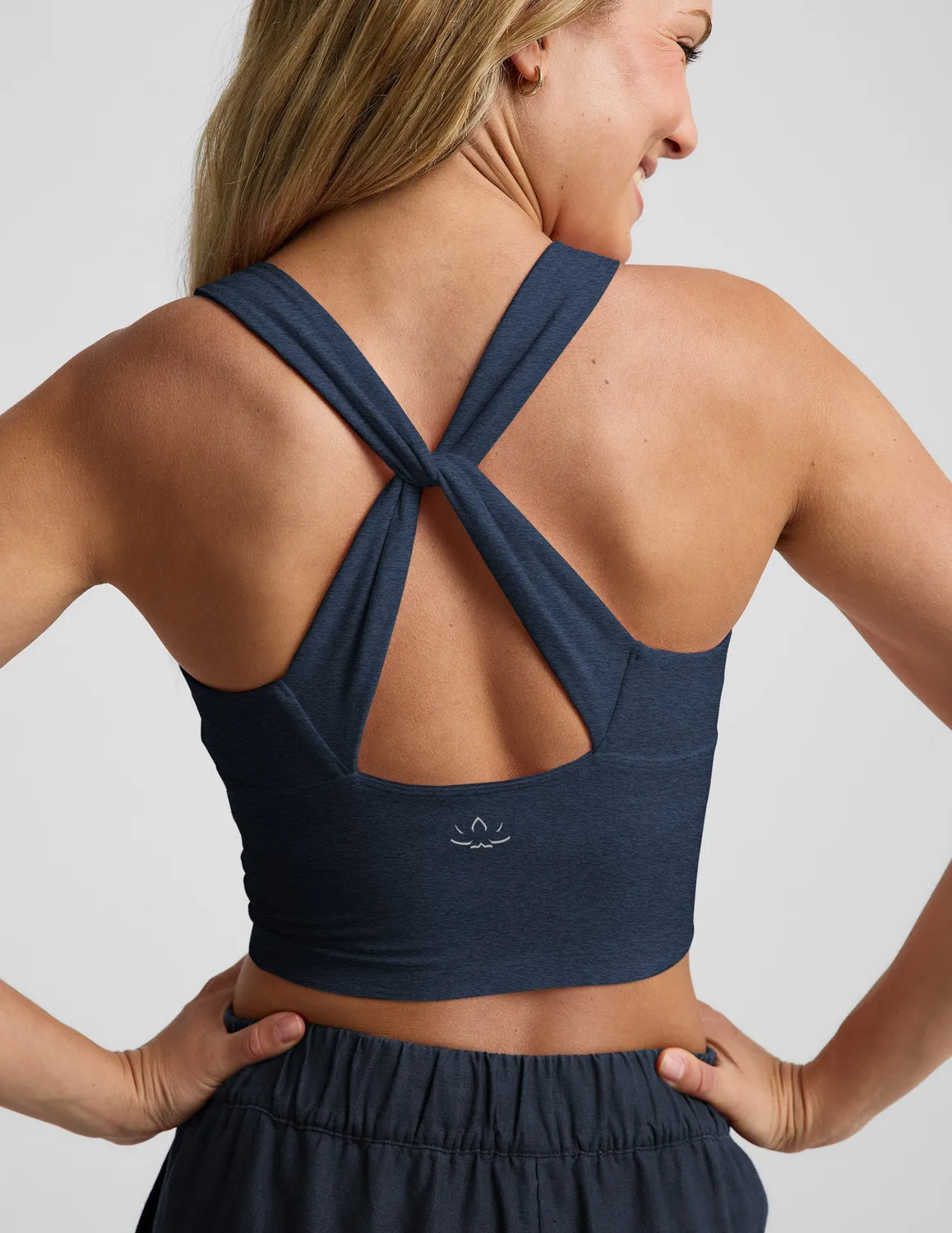 Beyond Yoga Spacedye Twist Through Cropped Tank träningstopp Nocturnal Navy BH