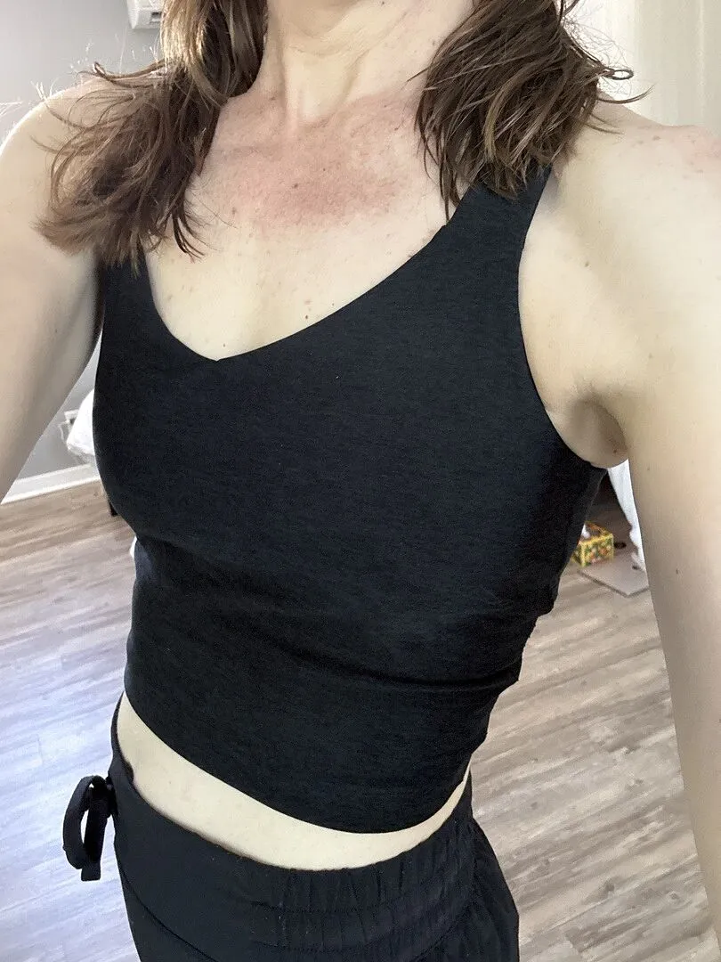 Beyond Yoga Spacedye Twist Through Cropped Tank träningstopp Cloud White inbyggd BH