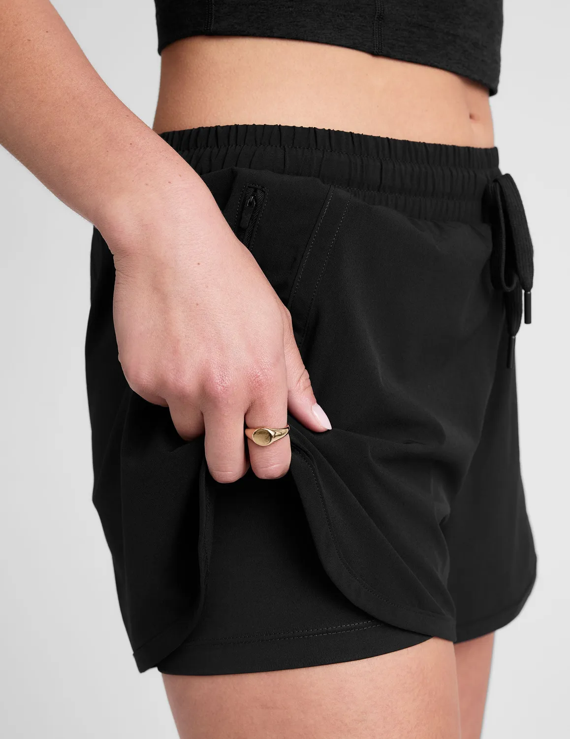 Beyond Yoga Stretch Woven The Course 2.5 shorts True Black fuktavvisande