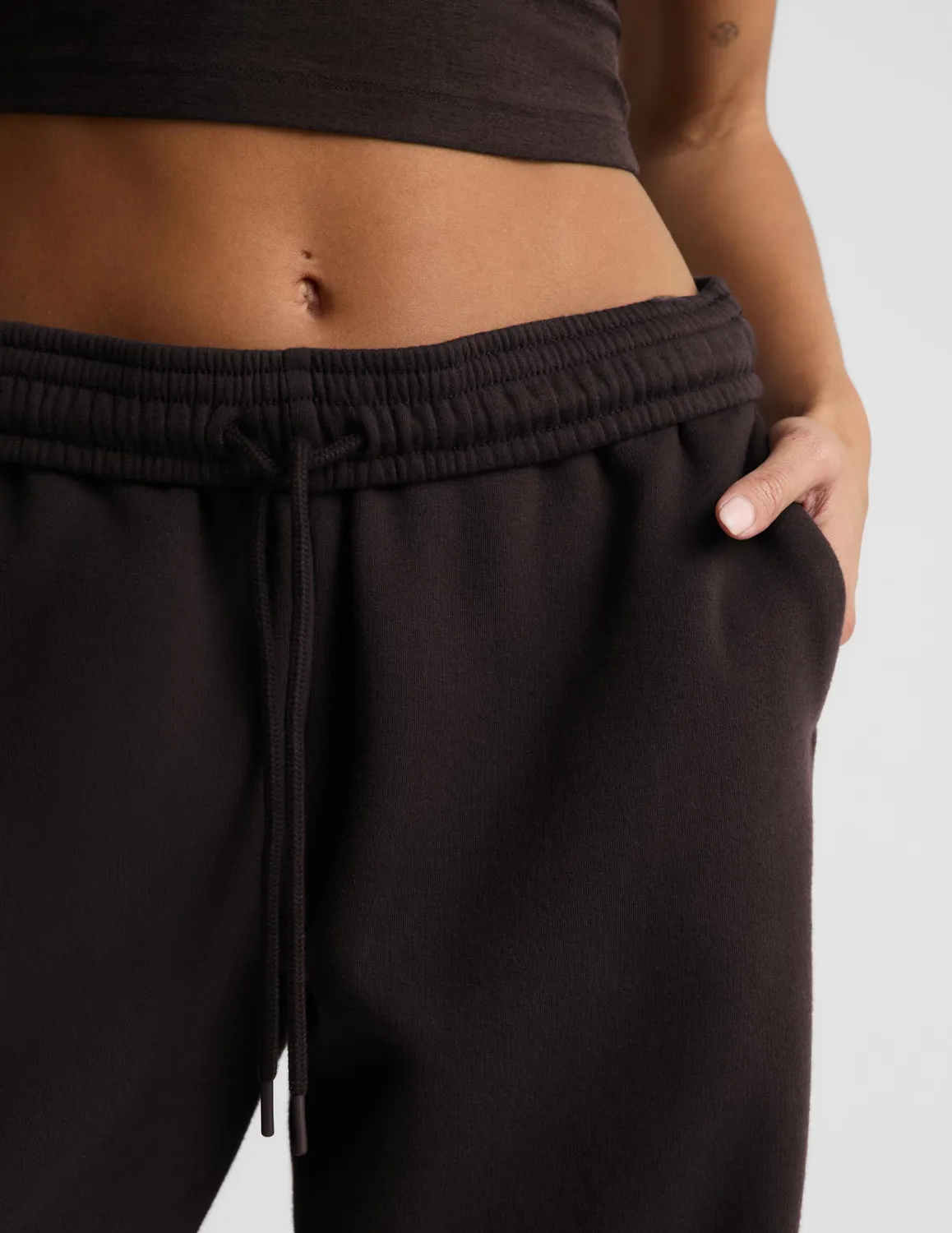 Beyond Yoga LuxeFleece 2.0 Barrel mjukisbyxor Dark Chocolate brun