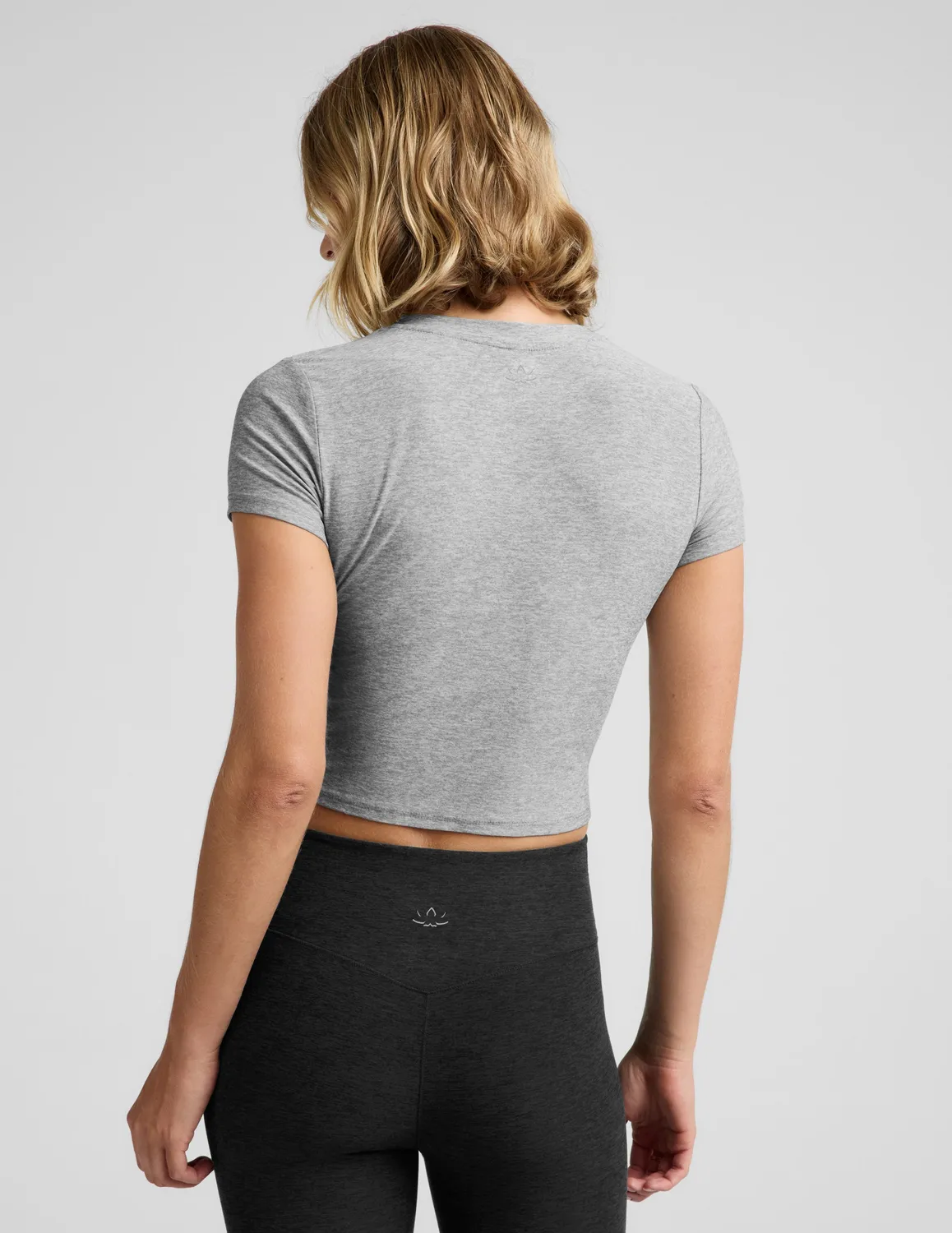 Beyond Yoga Featherweight Cropped Baby Tee Silver Mist figurnära