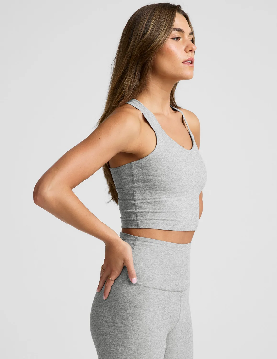 Beyond Yoga Spacedye Twist Through Cropped Tank träningstopp Silver Mist inbyggd BH