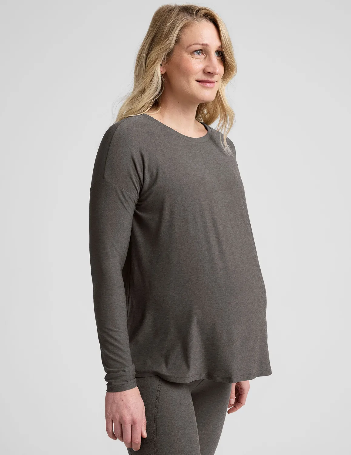Beyond Yoga Featherweight Feels Like Home mamatröja True Gray Heather amningsvänlig