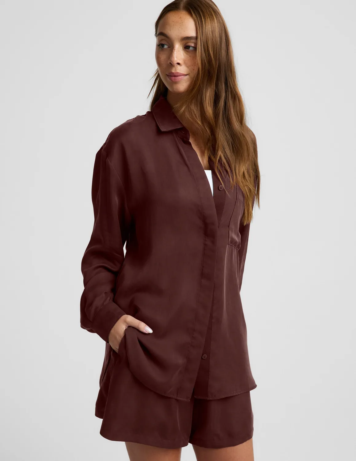 Beyond Yoga Sunkissed Cupro Button Down skjorta Iced Mocha sval