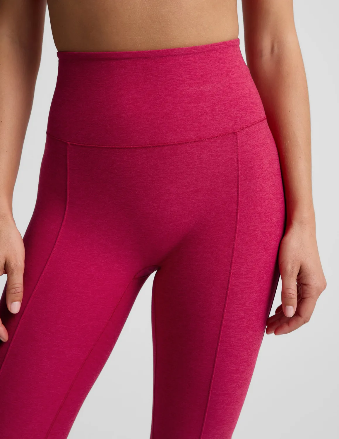 Beyond Yoga Spacedye Pintuck Kick Flare High Waisted Pant capribyxor berry red heather