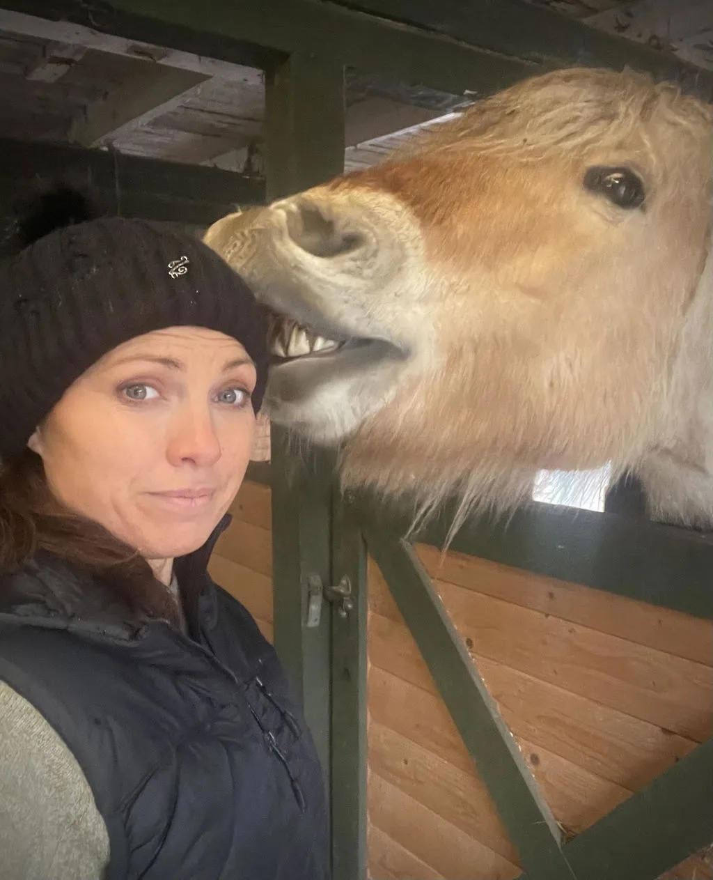 ZacZess Oulu Beanie mössa svart teddyfodrad pompom