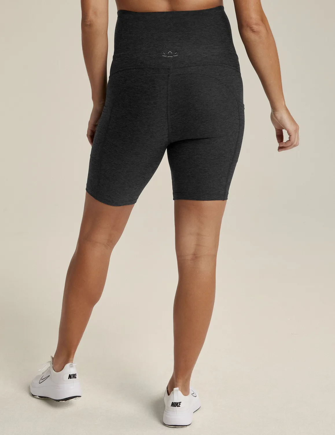 Beyond Yoga Spacedye Pockets Forever mammashorts svart 7" 