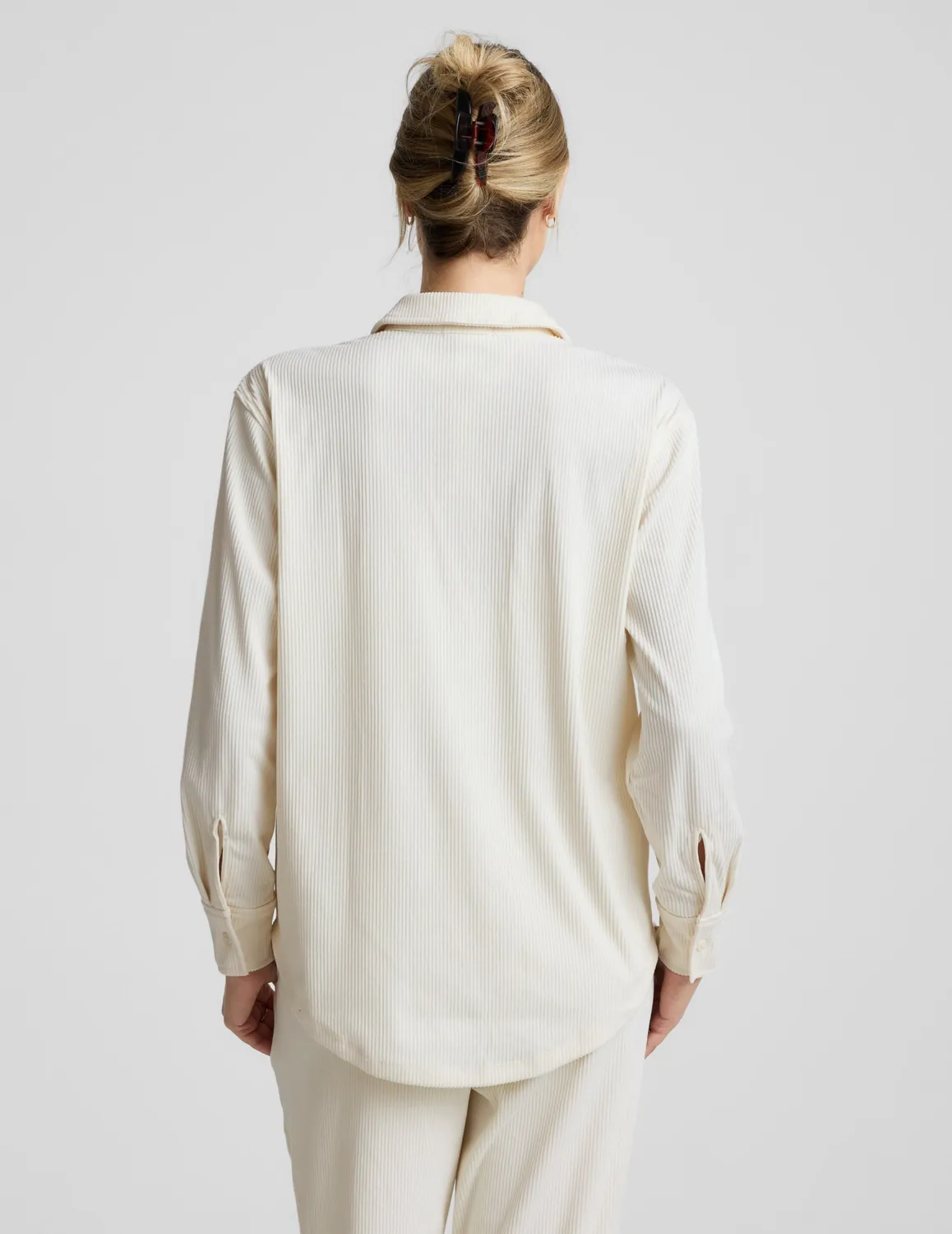 Beyond Yoga Breathe Easy Comfort Cord Button Up skjorta Dove ljus