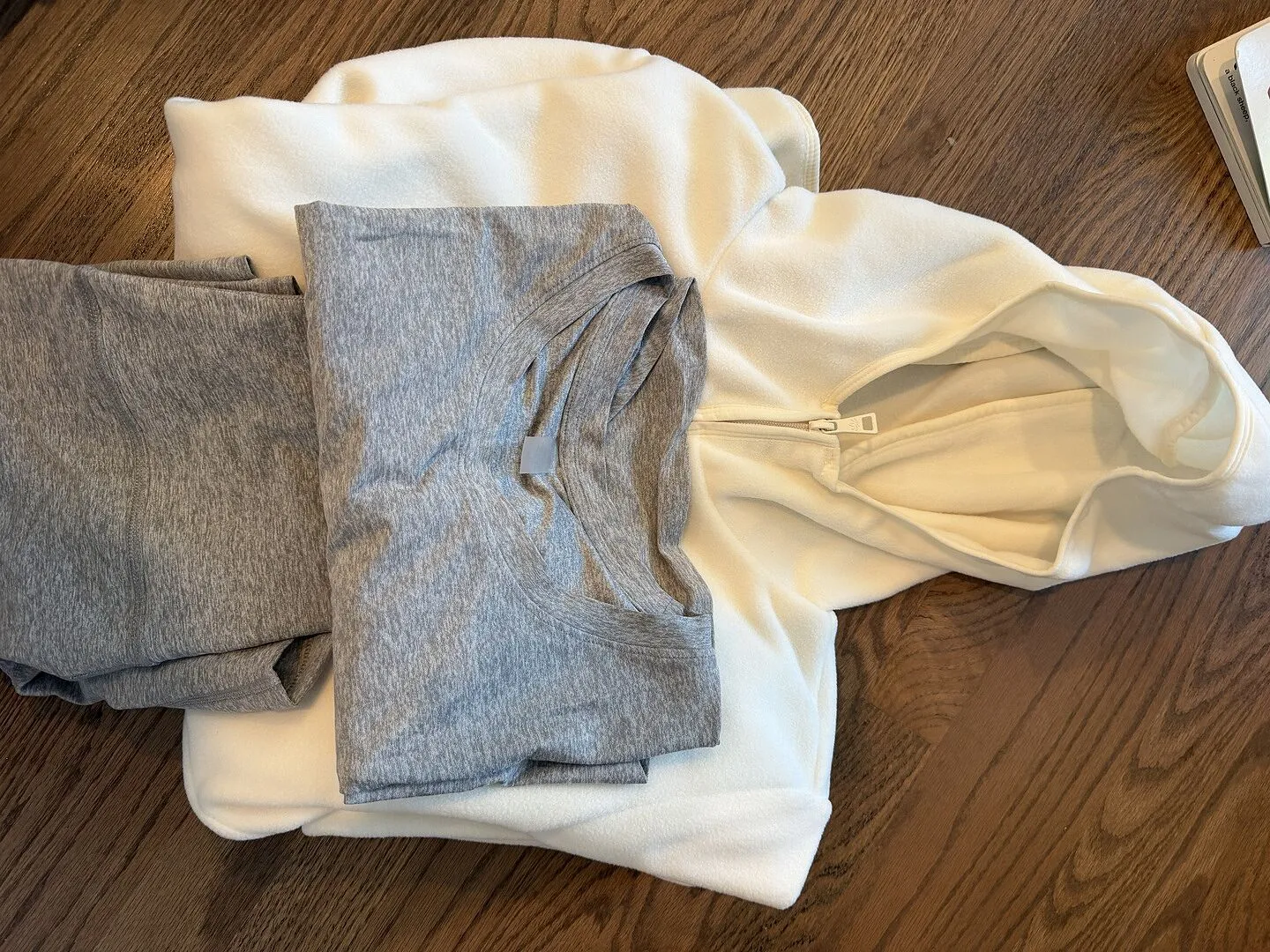Beyond Yoga Featherweight On The Down Low Tee t-shirt Dusty Forest Heather grön