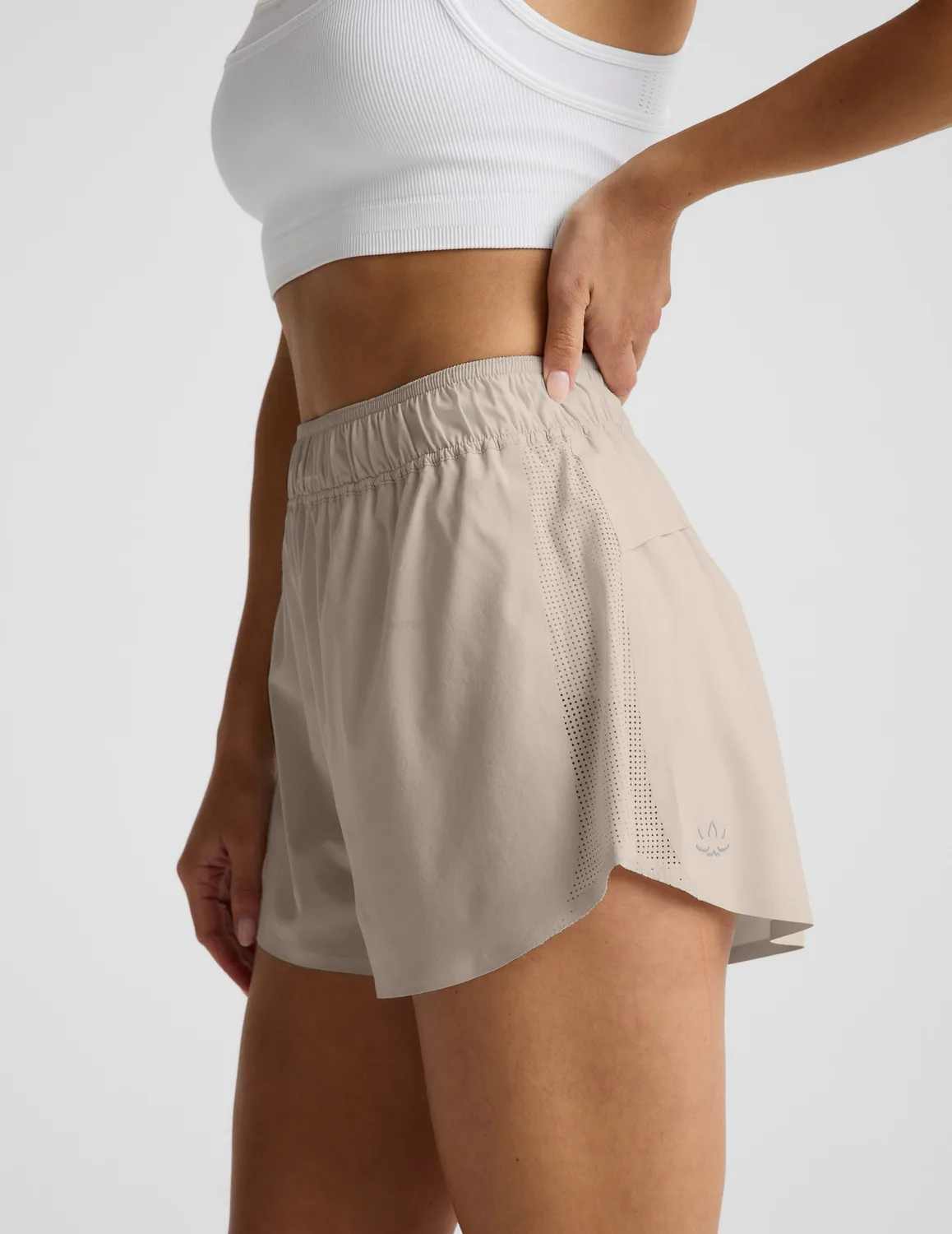 Beyond Yoga Solemate 2.5" träningsshorts Oat neutrala
