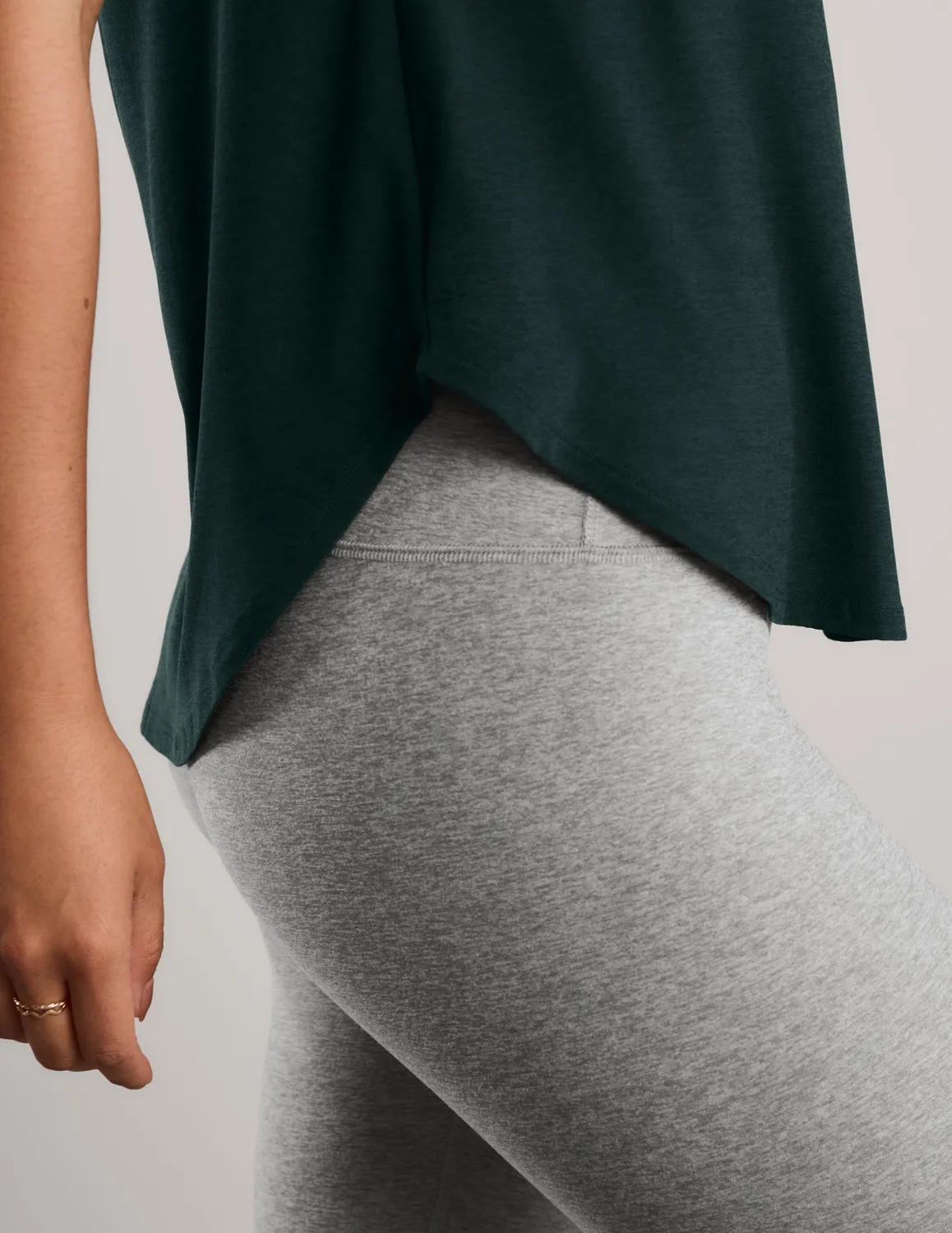 Beyond Yoga Featherweight On The Down Low Tee t-shirt Dark Ivy Heather lätt
