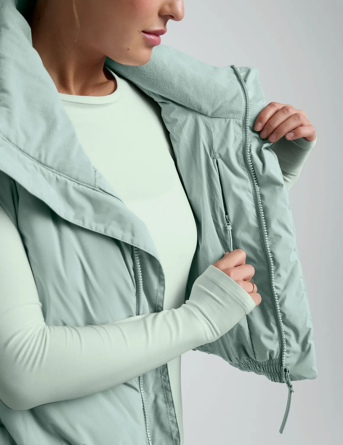 Beyond Yoga Warm Up Puffer Vest väst Mist Spray vattenavvisande