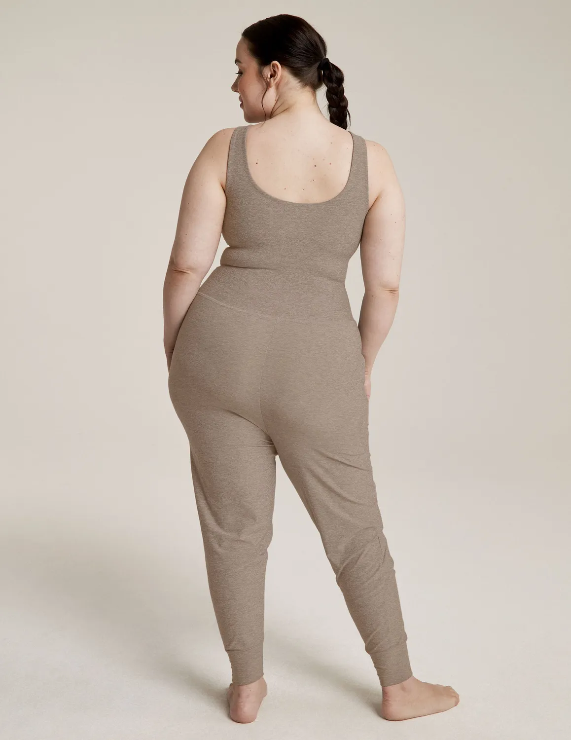 Beyond Yoga Spacedye Grow In Comfort gravidjumpsuit beige melerad