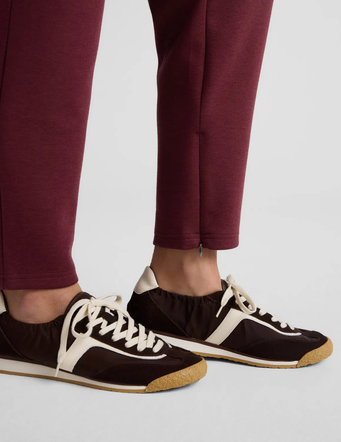 Beyond Yoga SoftSpring Tapered Byxor Moody Burgundy ankellånga