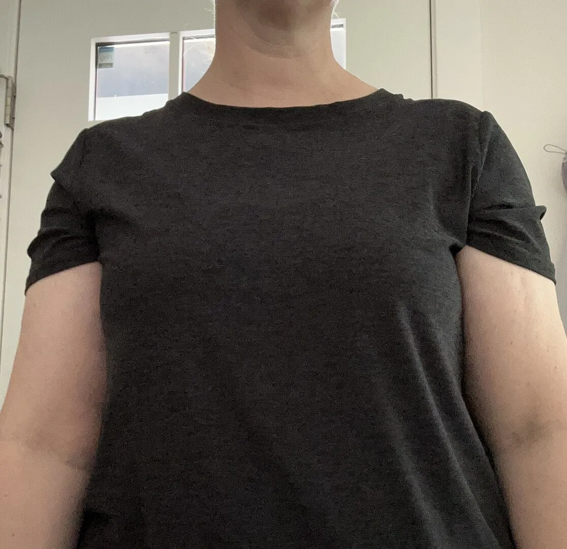 Beyond Yoga Featherweight On The Down Low Tee t-shirt Dusty Forest Heather grön