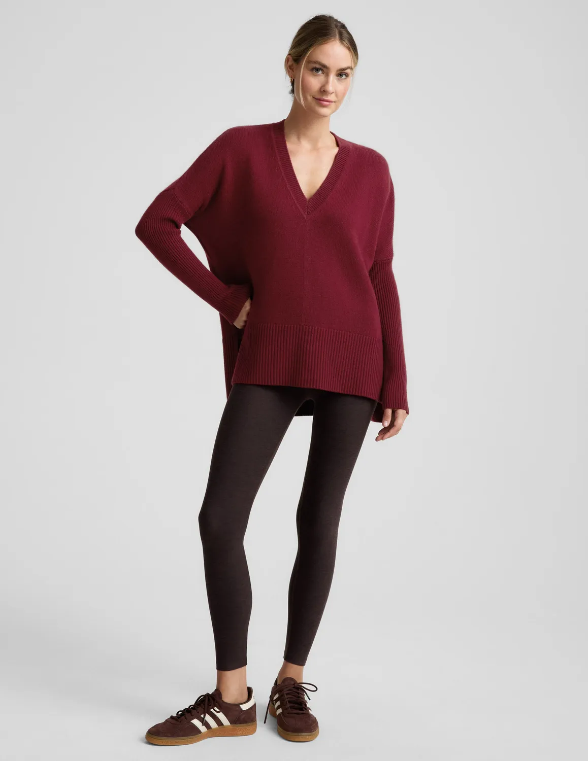 Beyond Yoga Wool-Cashmere V-Neck tröja Ruby Rush relaxed