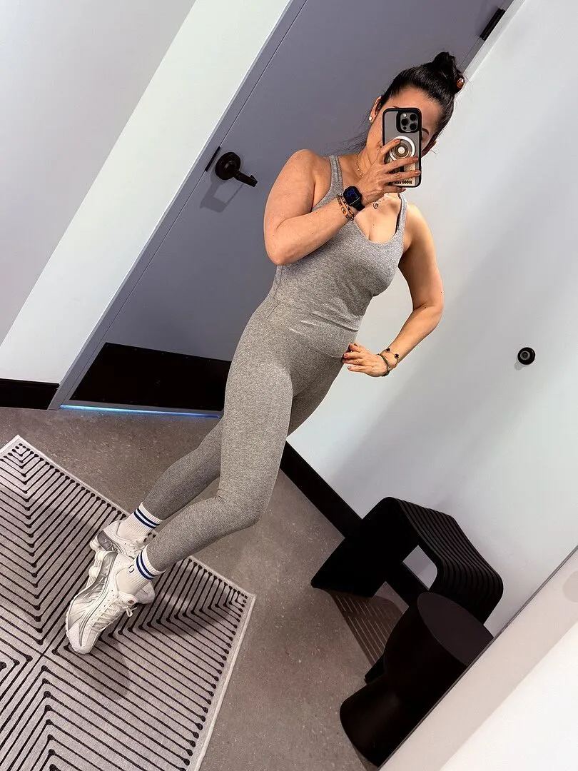Beyond Yoga Spacedye Twist Through Cropped Tank träningstopp Cloud White inbyggd BH