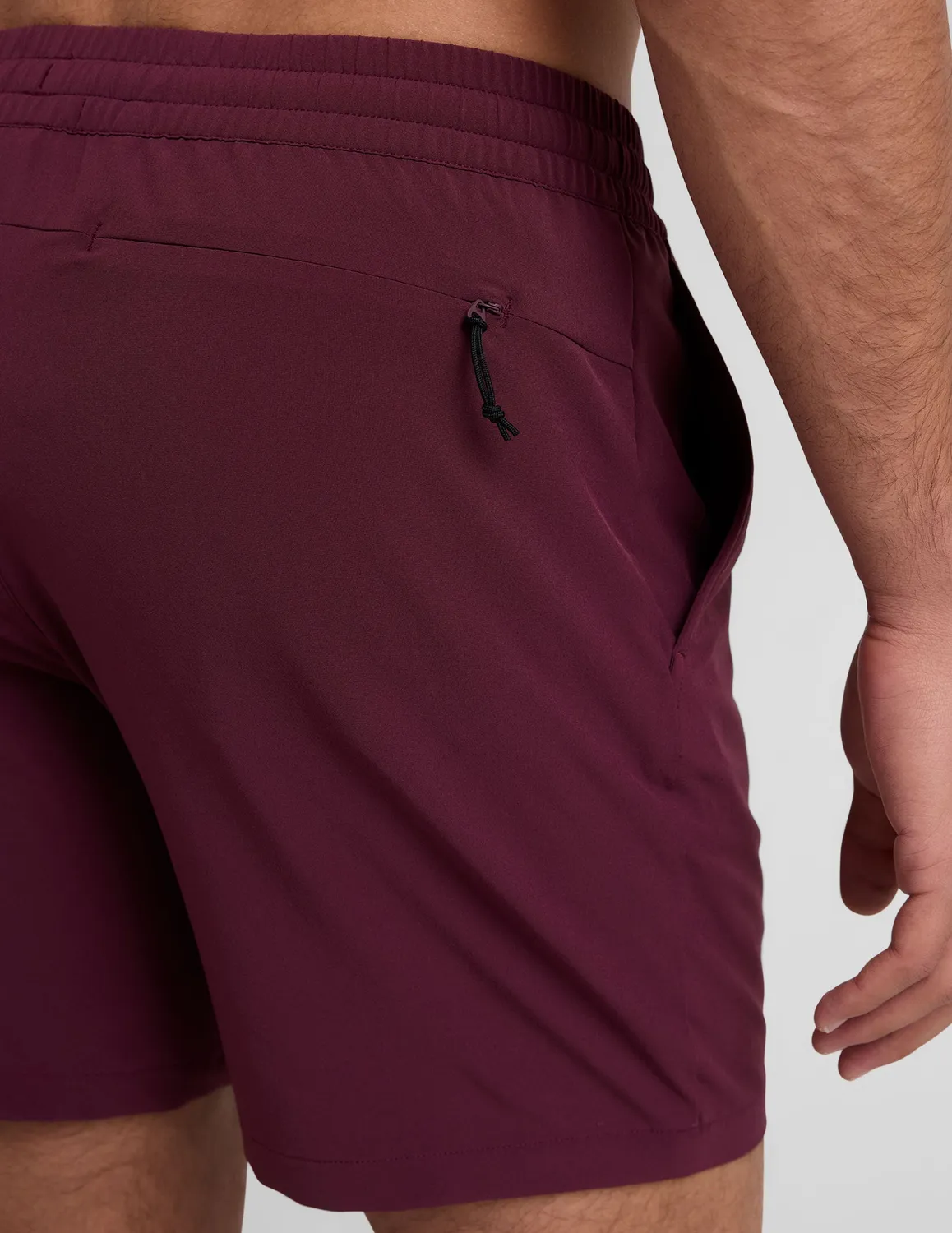 Beyond Yoga Pivotal 2.0 Men's Short 7" träningsshorts Deep Maroon lätt