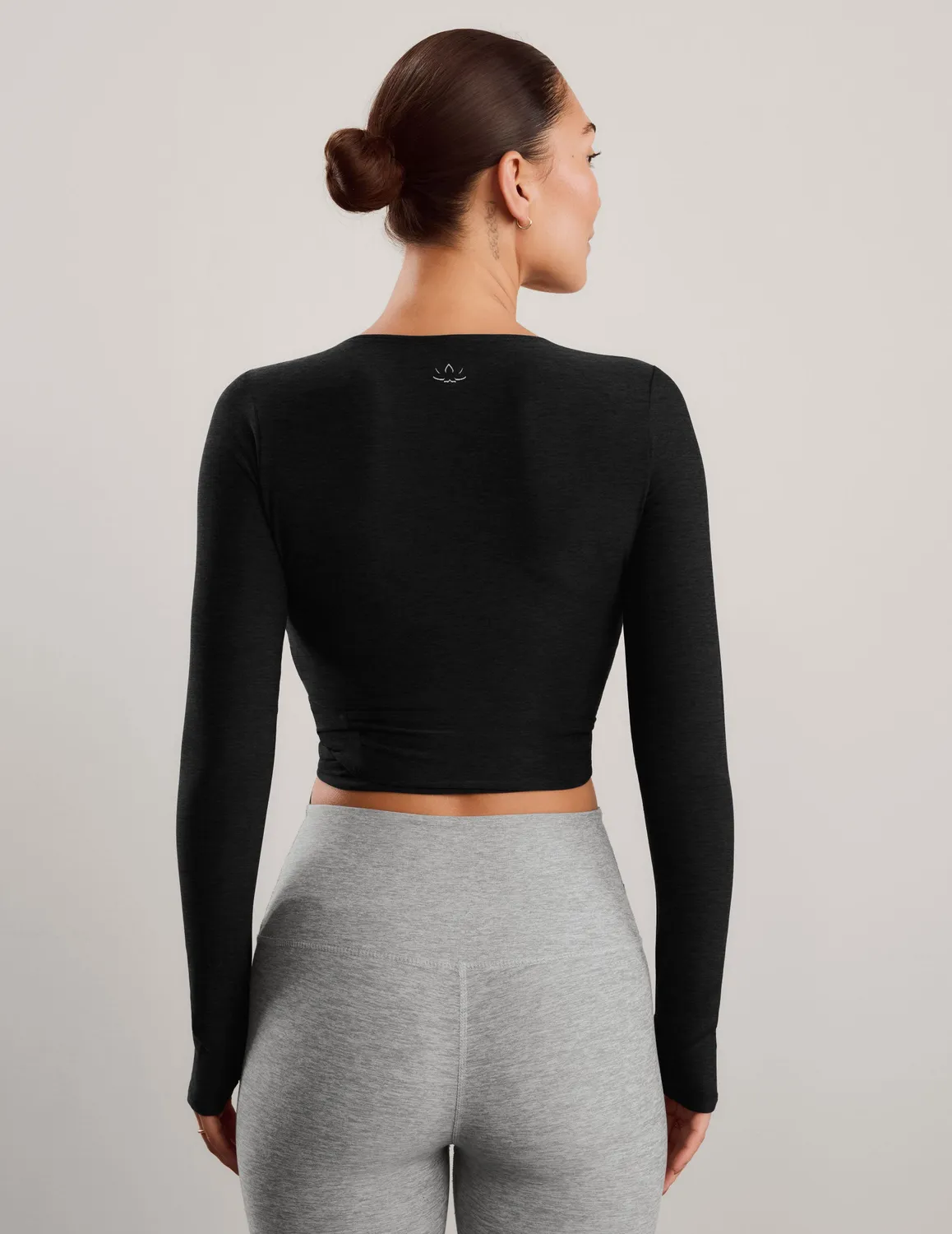Beyond Yoga Featherweight No Time Wrap topp darkest night svart
