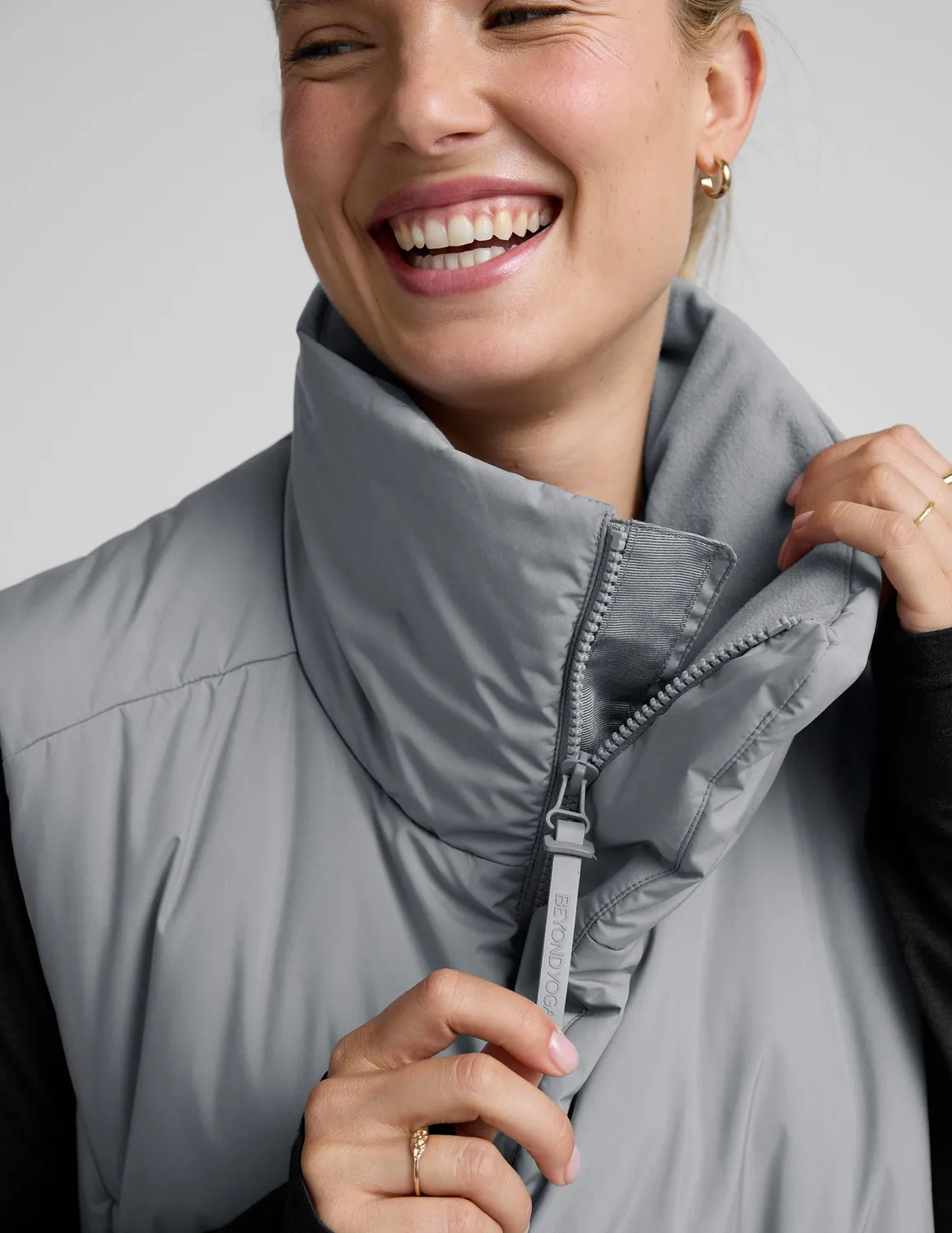 Beyond Yoga Warm Up Puffer Vest väst Storm Gray vattenavvisande