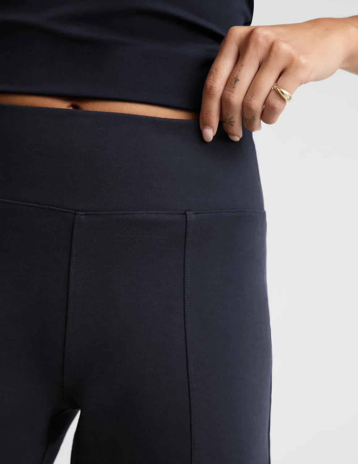 Beyond Yoga Ponte Kick Flare byxor Darkest Navy ponte