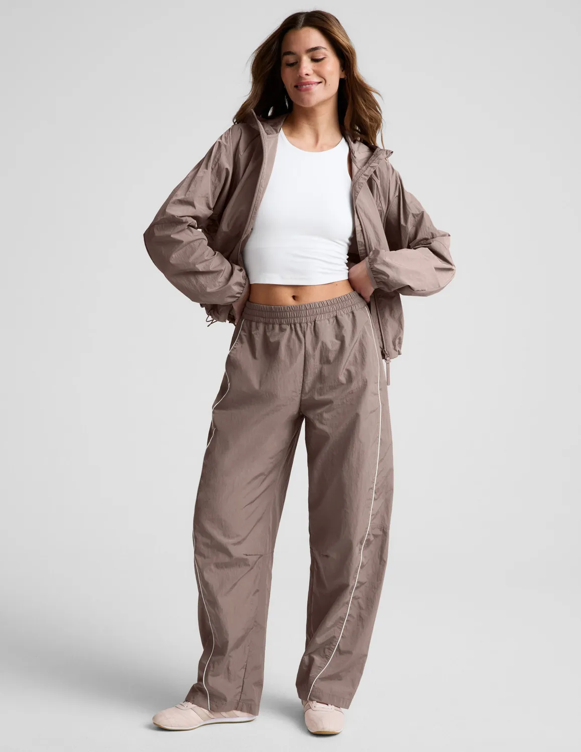 Beyond Yoga Limitless Mid-Rise Barrel Leg träningsbyxa beige