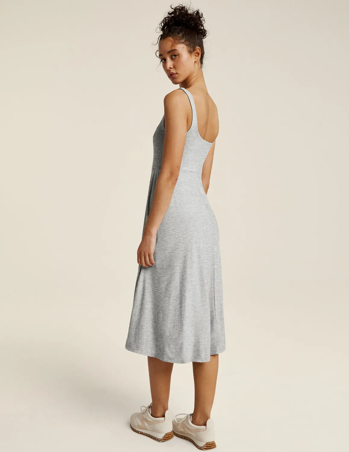 Beyond Yoga Featherweight At The Ready Square Neck klänning Silver Mist
