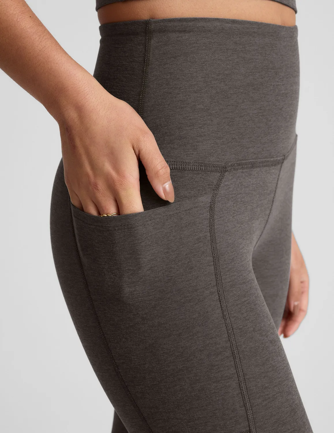 Beyond Yoga Spacedye Out Of Pocket High Waisted Midi leggings ljusgrå med fickor