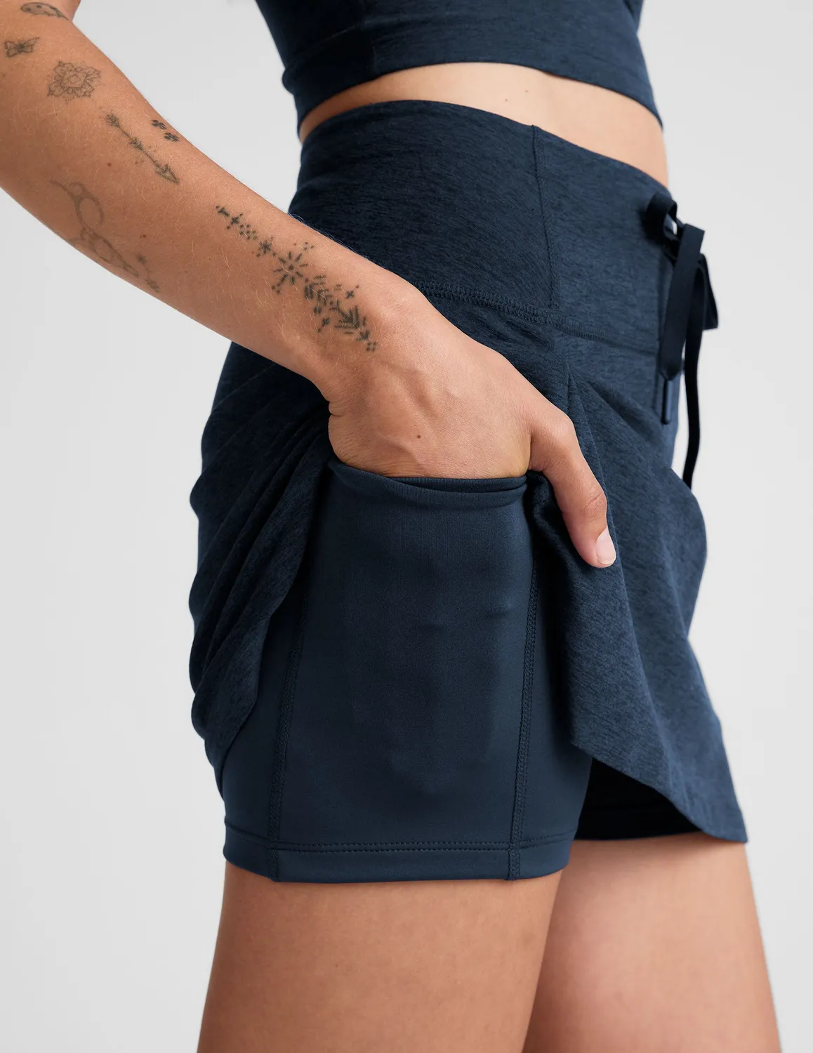 Beyond Yoga Spacedye Go Pocket Skirt skort Nocturnal Navy med fickor