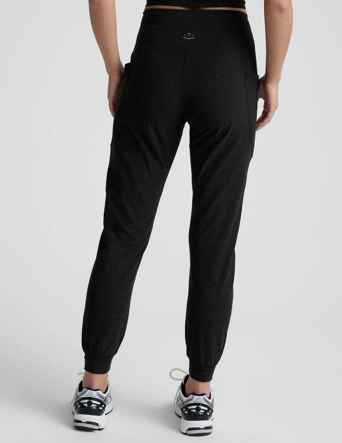 Beyond Yoga Spacedye Go Pocket jogger Darkest Night svarta fickor