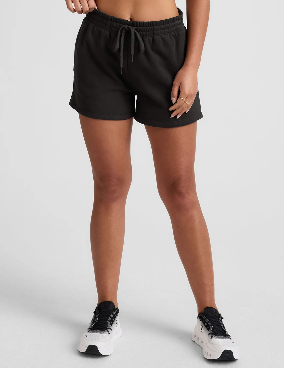 Beyond Yoga LuxeFleece Sweat Short mjukisshorts Black med fickor
