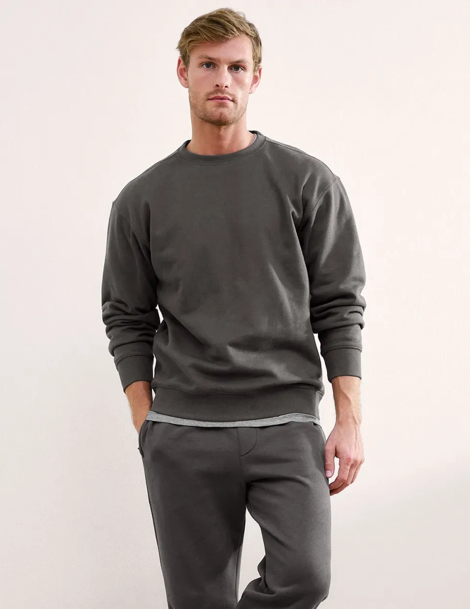 Beyond Yoga LuxeFleece Crewneck sweatshirt herr Black Ash avslappnad