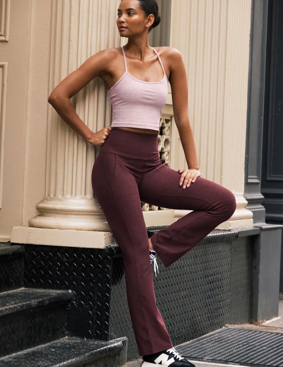Beyond Yoga Spacedye High Waisted Practice Pocket Bootcut 31" vinröd