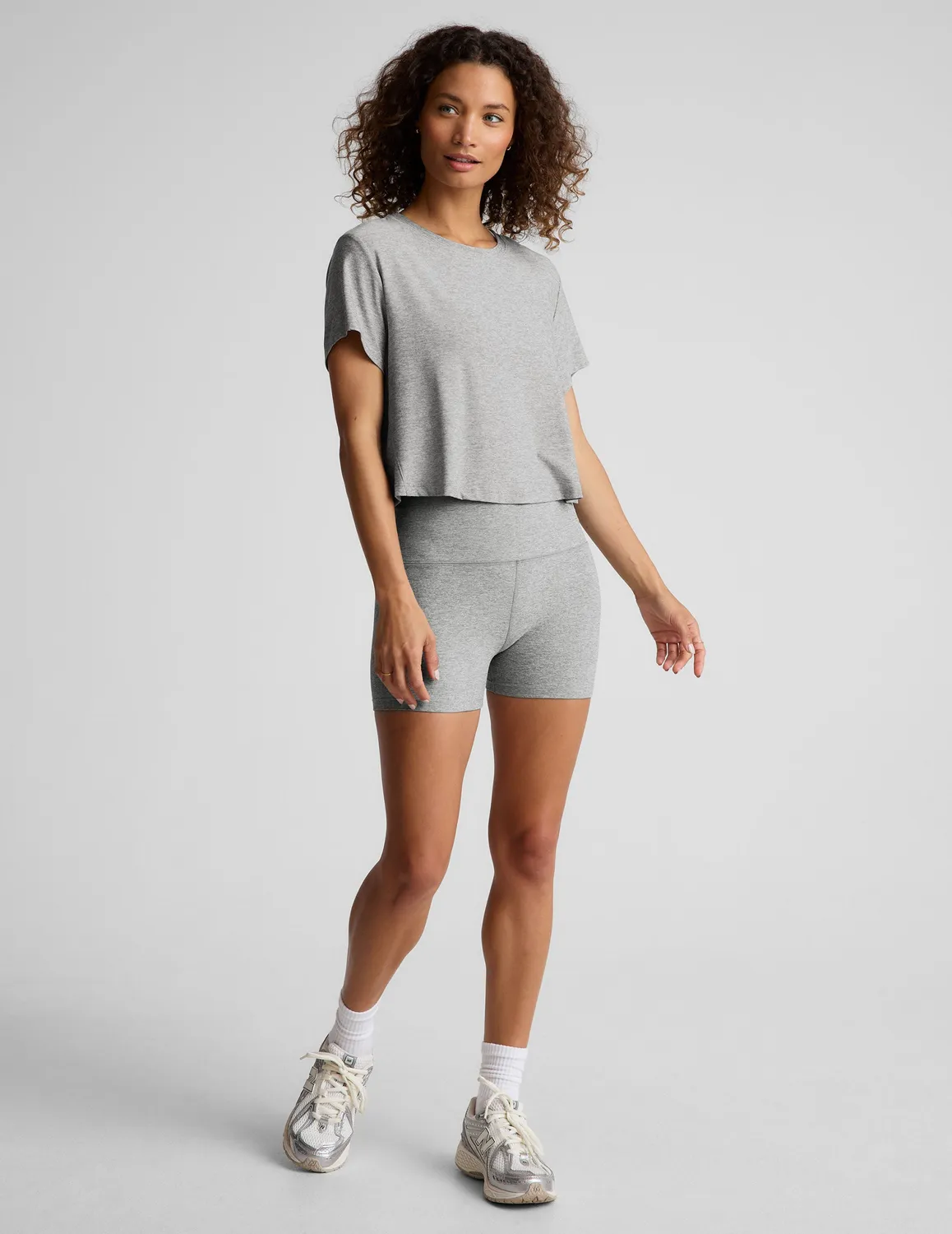 Beyond Yoga Featherweight Supreme Cropped topp Silver Mist ljusgrå