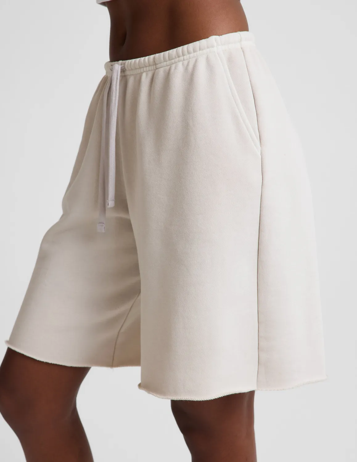 Beyond Yoga Fade Out bermudashorts Washed Vintage White låg midja