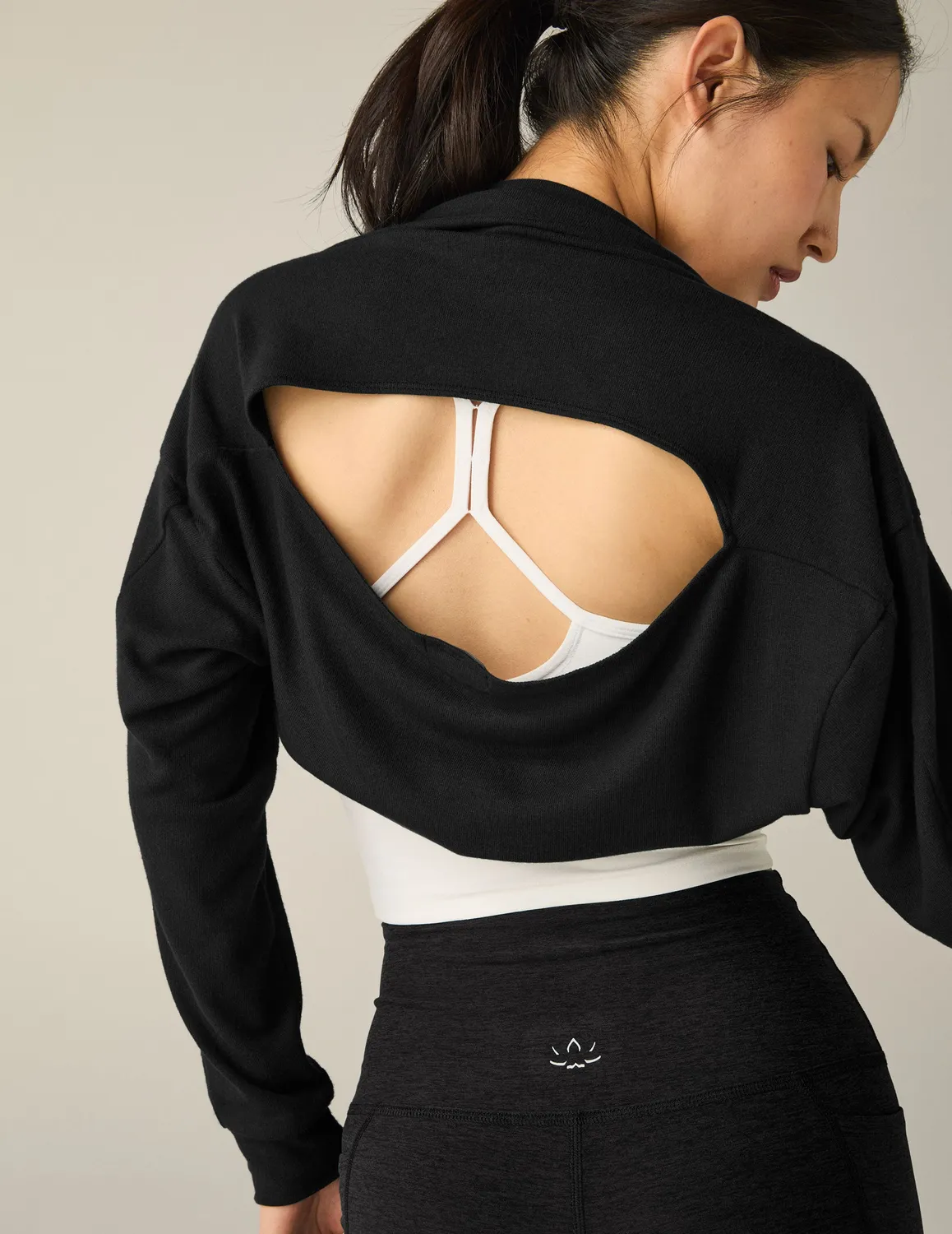Beyond Yoga Duet 2-Way Shrug Svart i Luxe Lounger