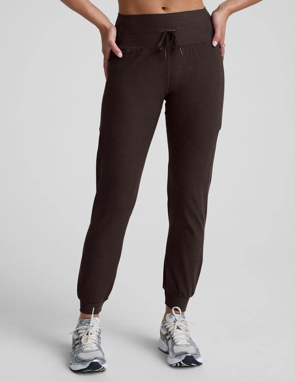 Beyond Yoga Spacedye Go Pocket Jogger mjukisbyxor mörkbrun med fickor