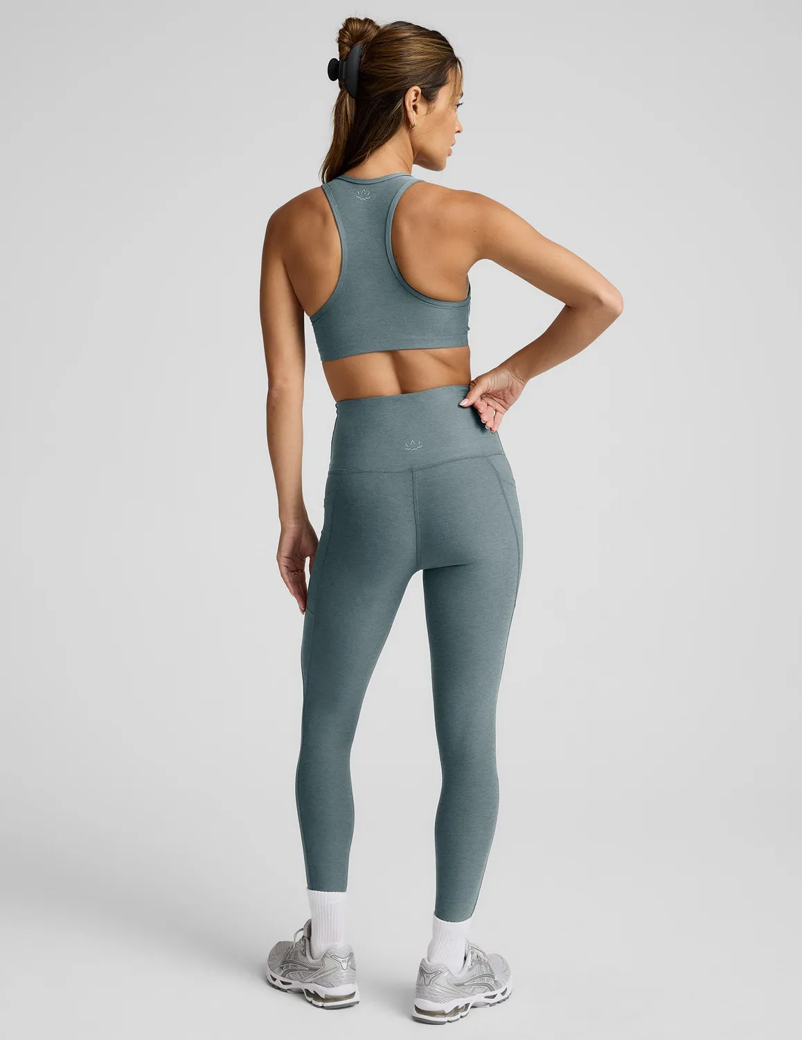 Beyond Yoga Spacedye Out Of Pocket High Waisted Midi leggings stormgrå med fickor