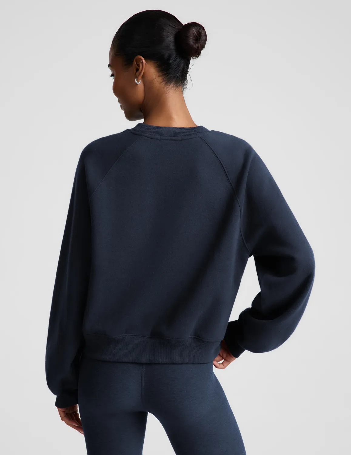 Beyond Yoga LuxeFleece 2.0 Raglan Crewneck sweatshirt marinblå