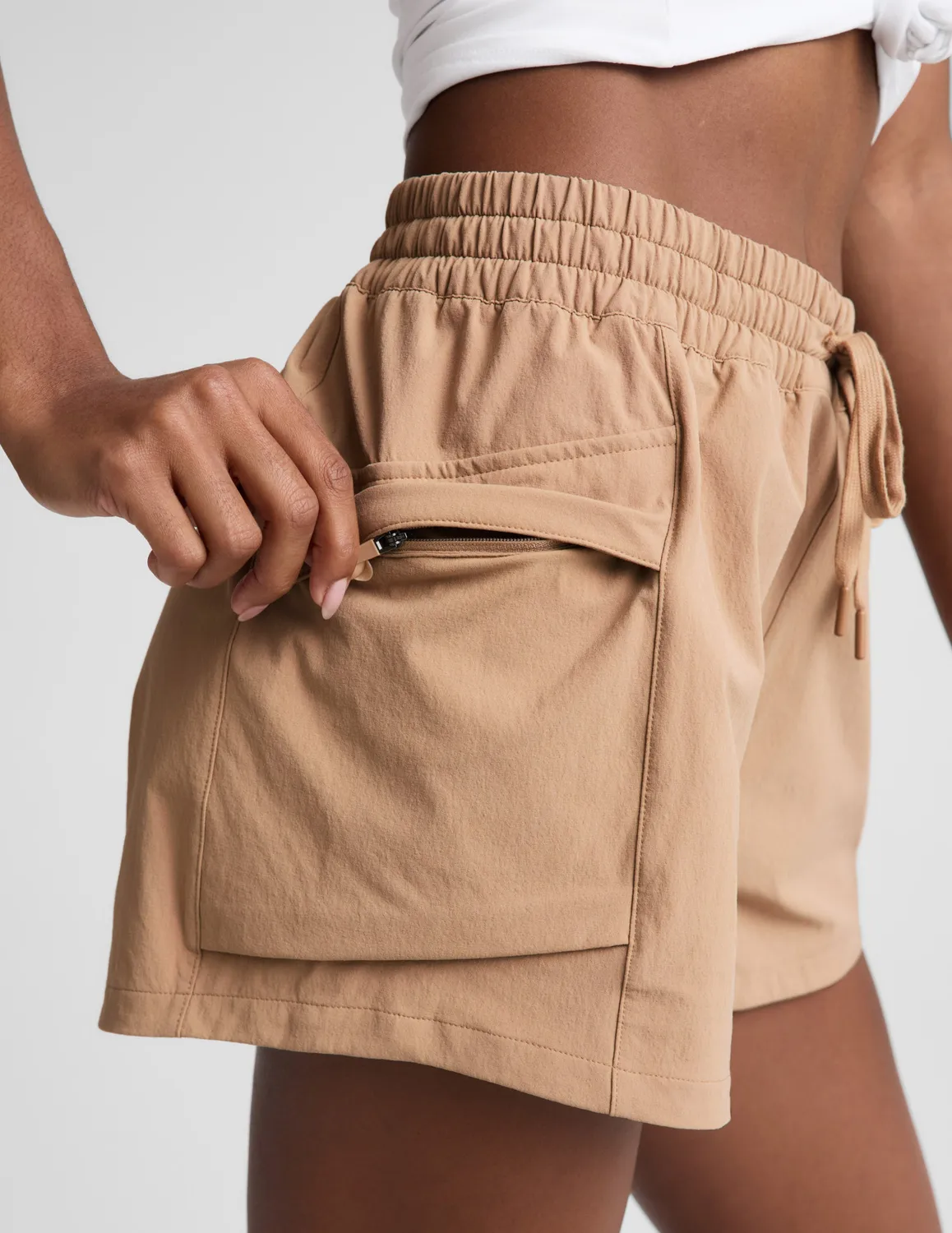 Beyond Yoga Peak 3 Short shorts Camel vandring