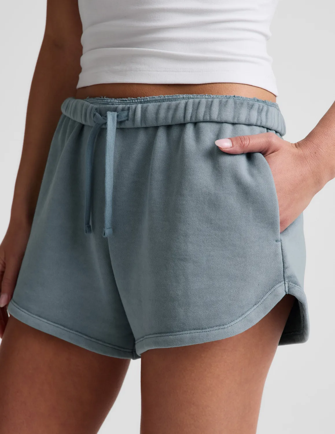 Beyond Yoga Fade Out Mid-Rise Short shorts marinblå fickor