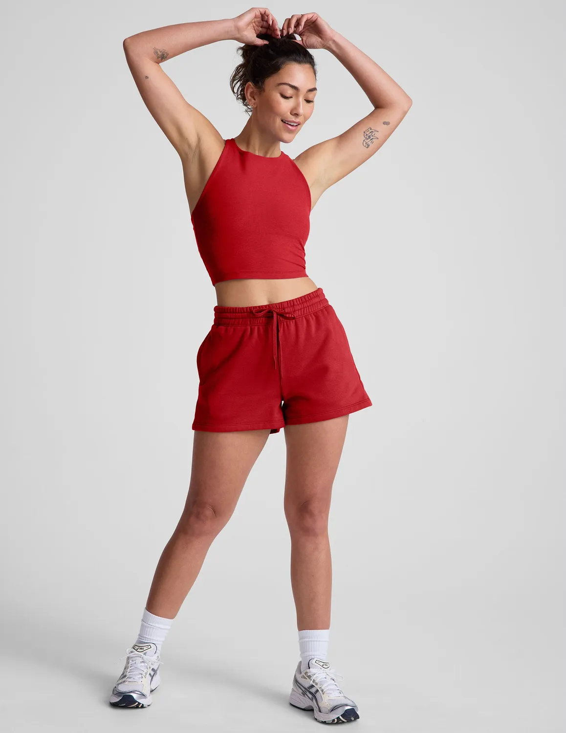 Beyond Yoga LuxeFleece Sweat Short mjukisshorts Holly Red med fickor