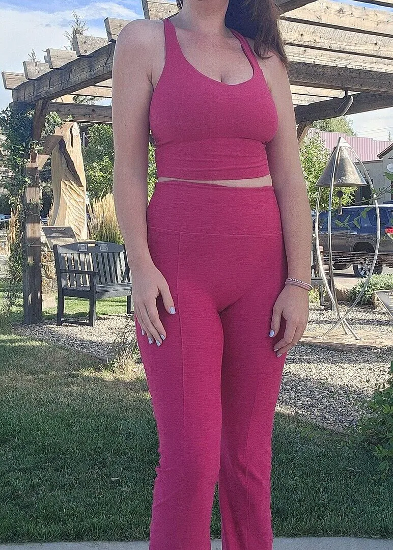 Beyond Yoga Spacedye Twist Through Cropped Tank träningstopp Cloud White inbyggd BH